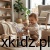 Tablica manipulacyjna Baby Mix Miś - drewniana konstrukcja podczas zabawy dziecka