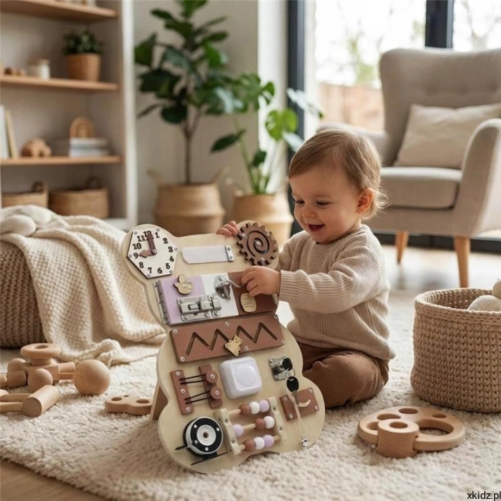 Tablica manipulacyjna Baby Mix Miś - drewniana konstrukcja podczas zabawy dziecka