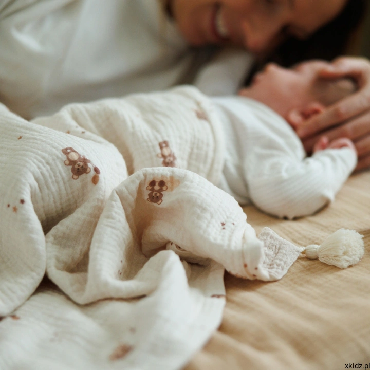 Otulacz muślinowy BabyOno - niemowlę otulone lekkim kocykiem bawełnianym