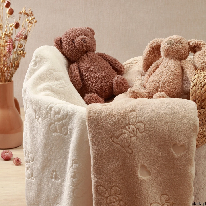 Zestaw kocyk i przytulanka BabyOno Cream - kremowa kolorystyka w pokoju dziecięcym