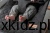 Leżaczek Kidwell Laro - niemowlę leżące w leżaczku zapięte 3-punktowymi pasami