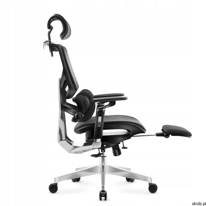 Fotel Mark Adler Expert 9.6 Black – wysuwany podnóżek i oparcie odchylane do 140 stopni