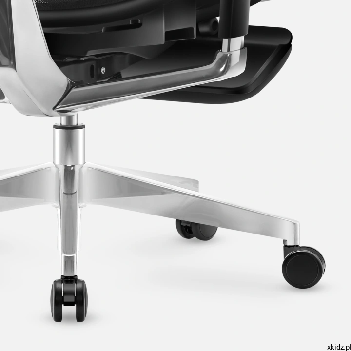 Fotel Mark Adler Expert 9.6 Black – aluminiowa podstawa i koła chroniące podłogę