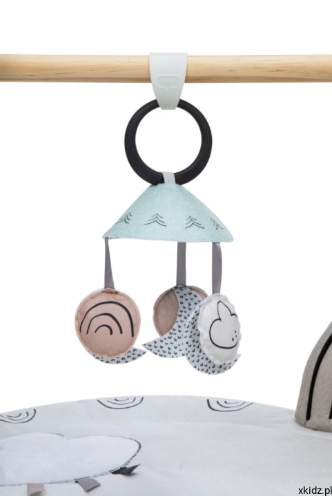 Mata edukacyjna Tiny Love Decor z drewnianym stojakiem - drewniana zawieszka z grzechotką i satynowymi wstążkami