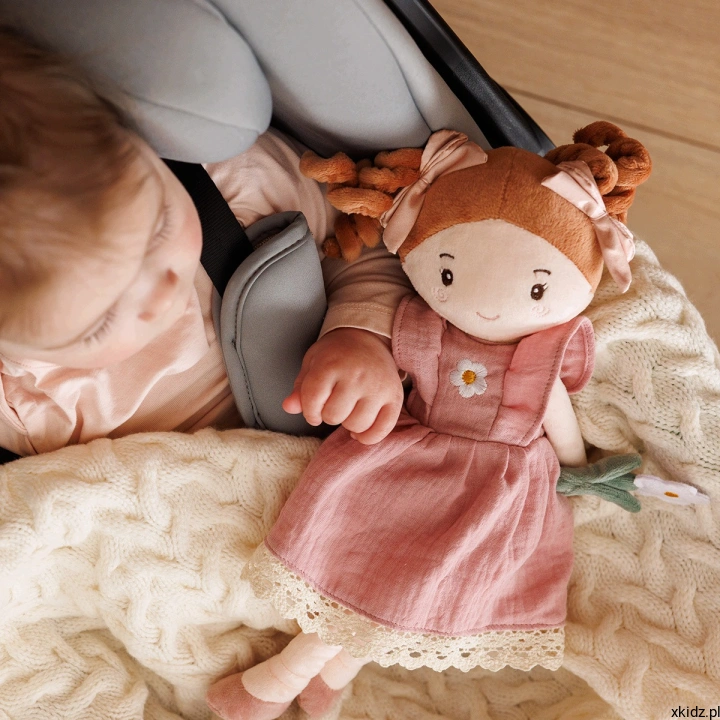 Lalka szmacianka BabyOno Lily 31 cm - kręcone włosy i twarz lalki z bliska