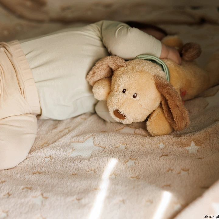 Termofor z pestkami wiśni Babyono piesek Cherry - dziecko przytulające pieska