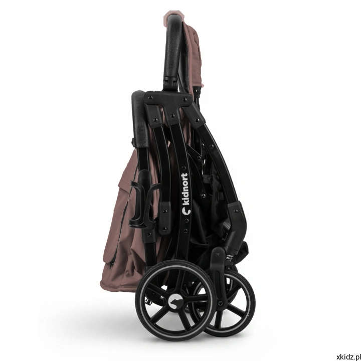 Wózek spacerowy Kidnort Fjällräv Mocha - wózek złożony jedną ręką, stojący pionowo