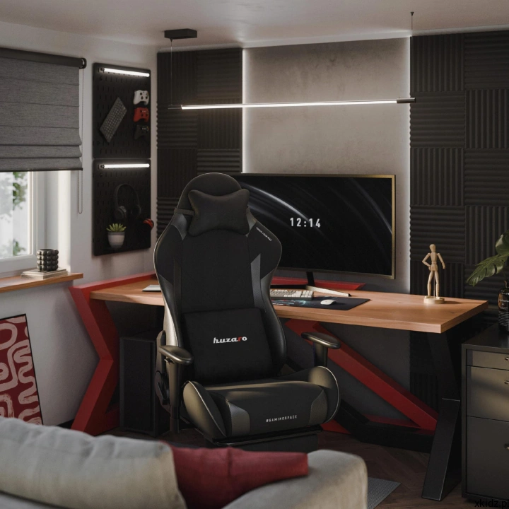 Czarny fotel Force 5.7 Black przy biurku z monitorem w ciemnym wnętrzu