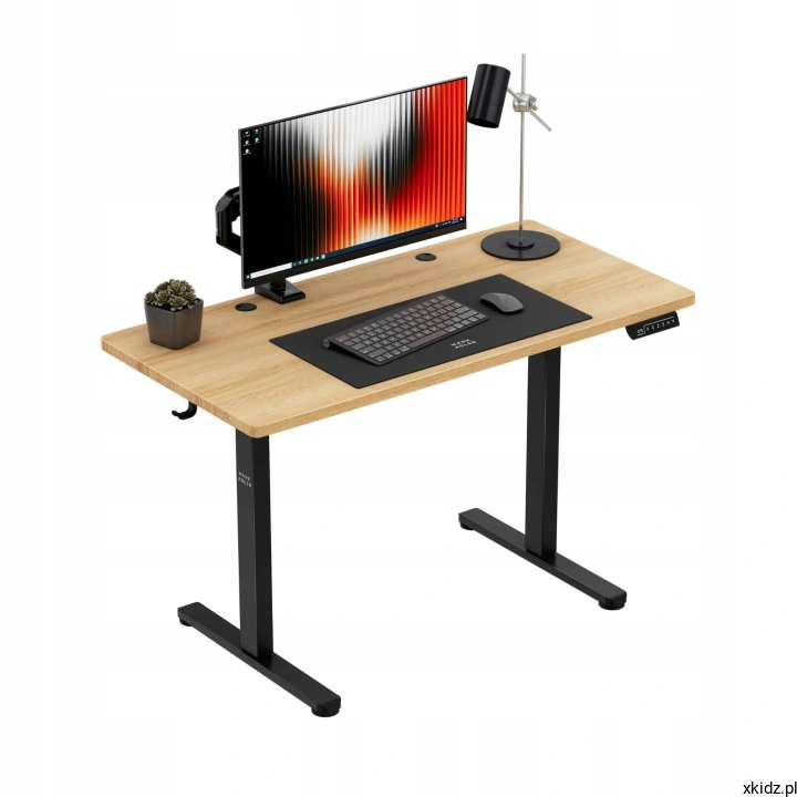 Biurko elektryczne Mark Adler Leader 6.9 Oak 120x60 - widok całego biurka w jasnym dębowym wykończeniu