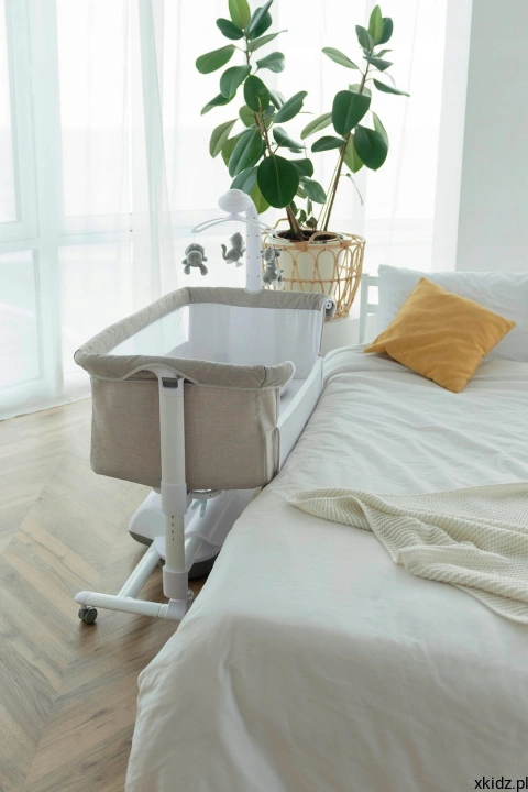 Carrello Bloom Silk Beige - tryb dostawki, łóżeczko przypięte do łóżka rodziców