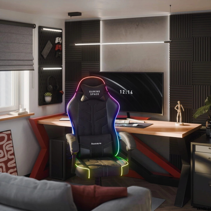 Fotel Force 2.7 RGB z włączonym podświetleniem przy biurku w ciemnym pokoju gracza