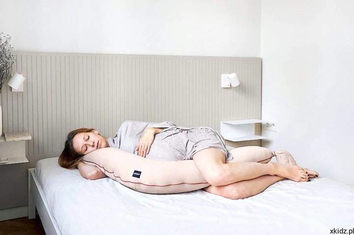 Poduszka do karmienia i ciążowa PUUKI NEST 4w1 Nugat - ułożenie do snu na boku w ciąży